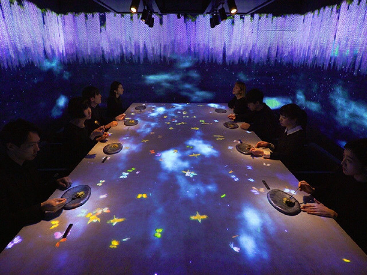 Future dinner. Интерактивный ресторан в Токио. Интерактивный бар. Интерактивное шоу в ресторане. Интерактивный бар в ресторане.