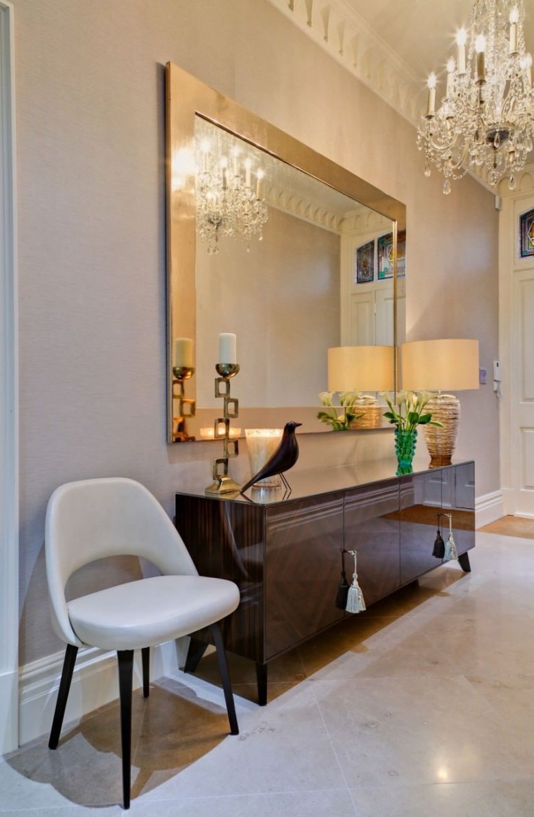 Зеркало над консолью в прихожей