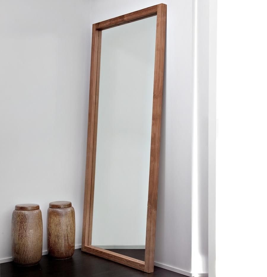 Зеркало в деревянной раме