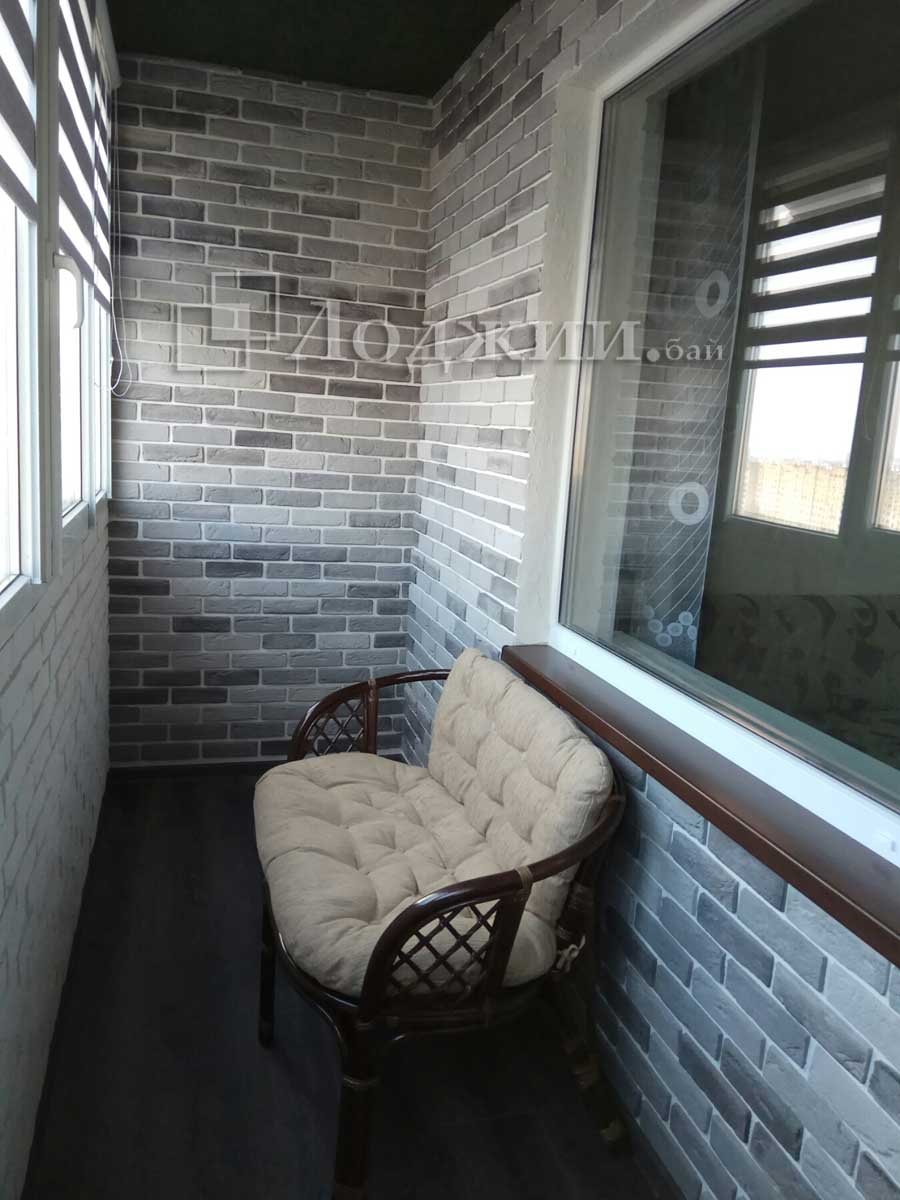 Декоративный кирпич на балконе