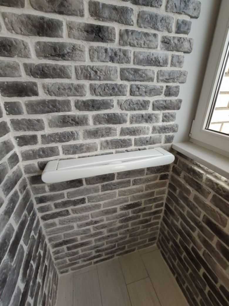 Отделка балкона панелями под кирпич