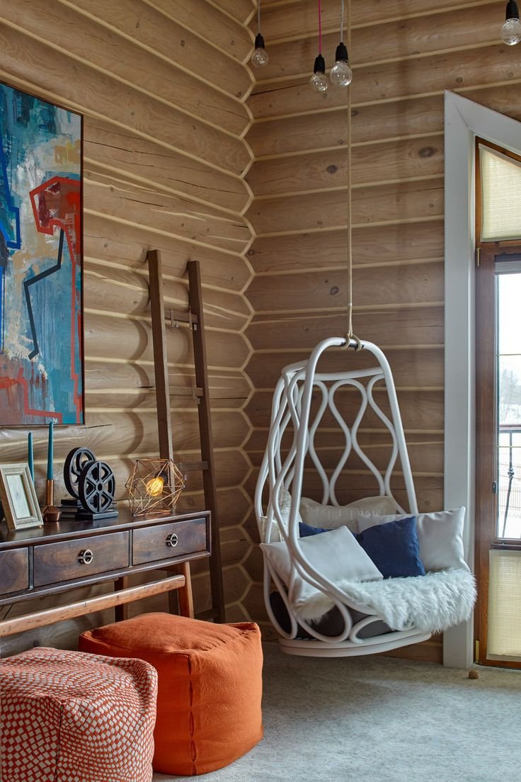 Цветные стены в деревянном доме