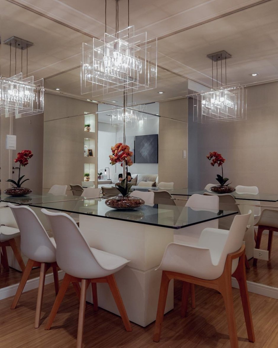 Люстра над обеденным столом в гостиной