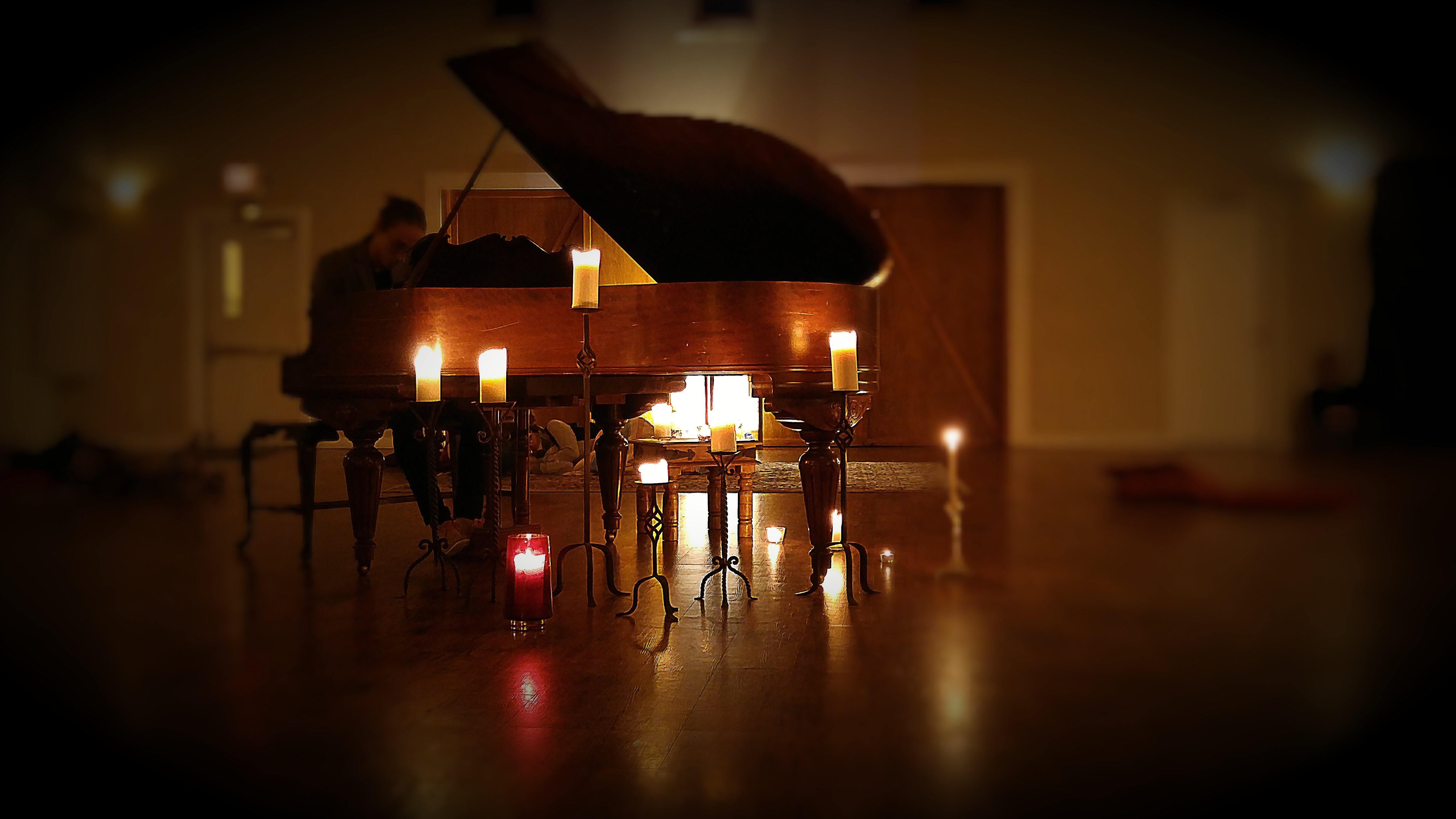 Красивый вечер музыкальный. Рояль и свечи. Вечер у рояля. Свечи на пианино. Уютного музыкального вечера.