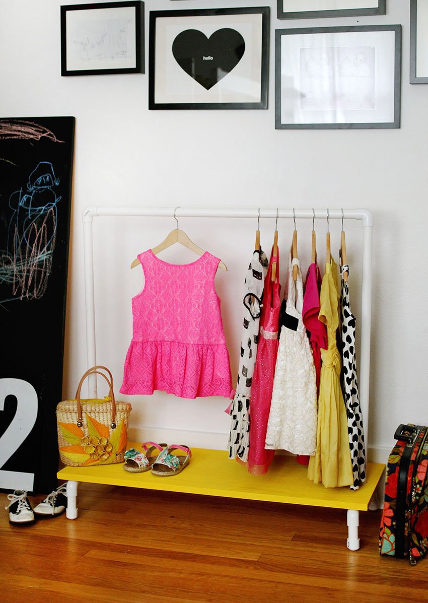 Одежды на вешалке детских