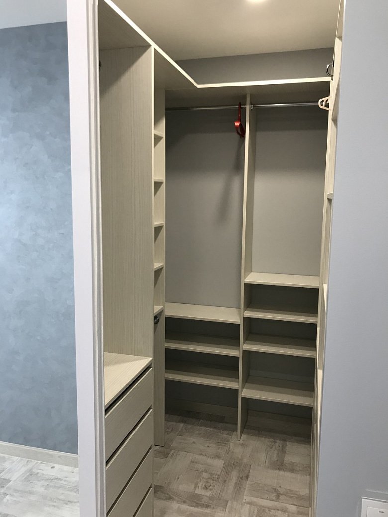 Встроенный шкаф в прихожей в хрущевке