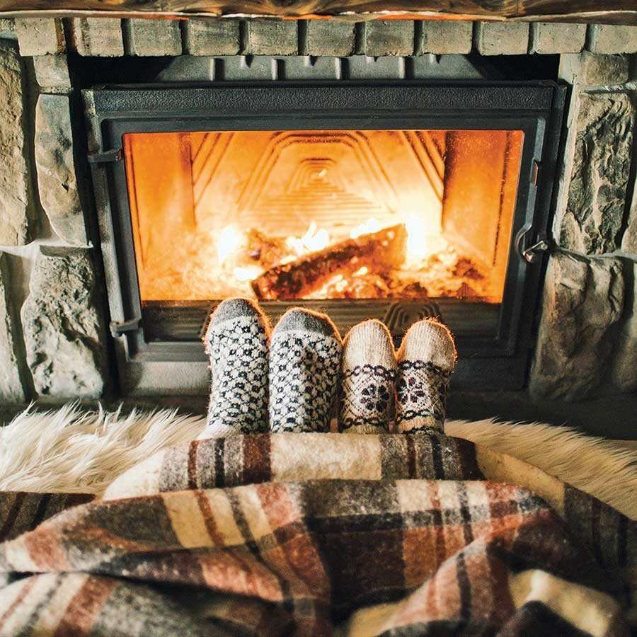 Теплый плед и камин