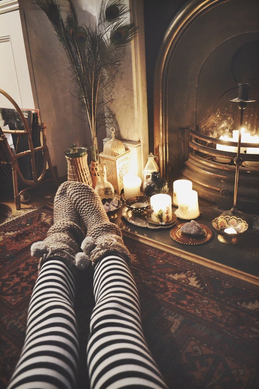 Ноги у камина