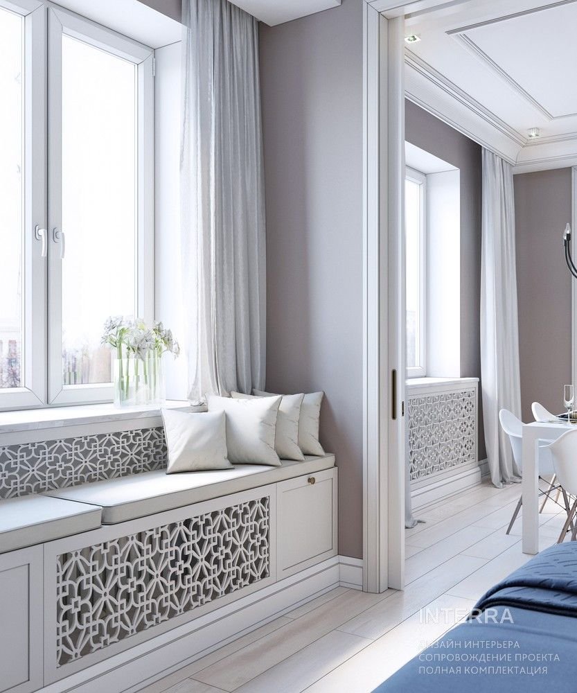 Широкий подоконник в гостиной