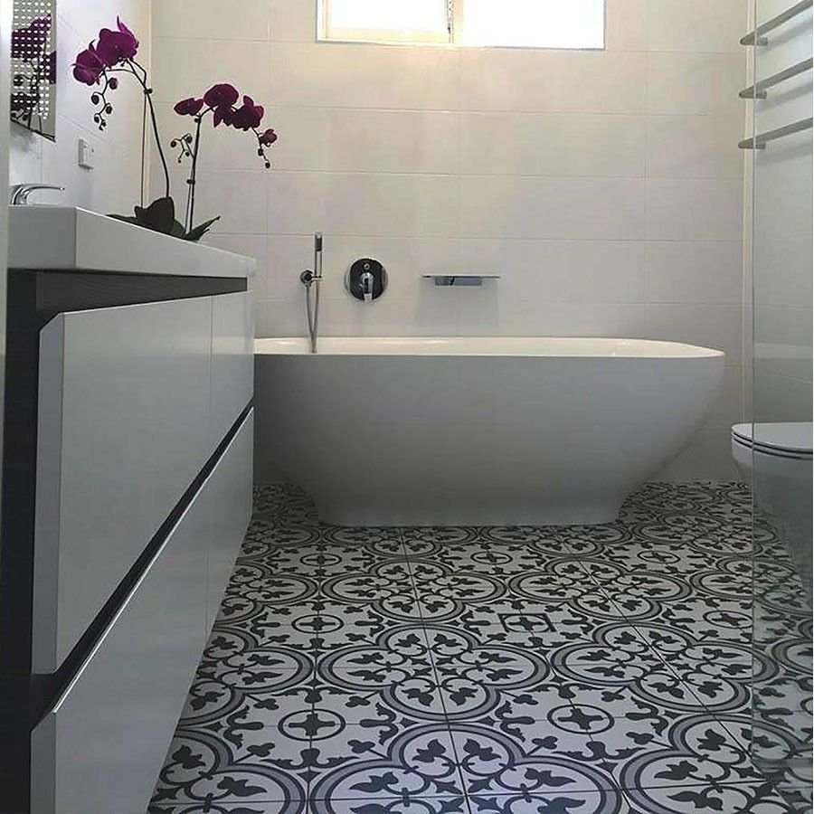 Серая напольная плитка в интерьере