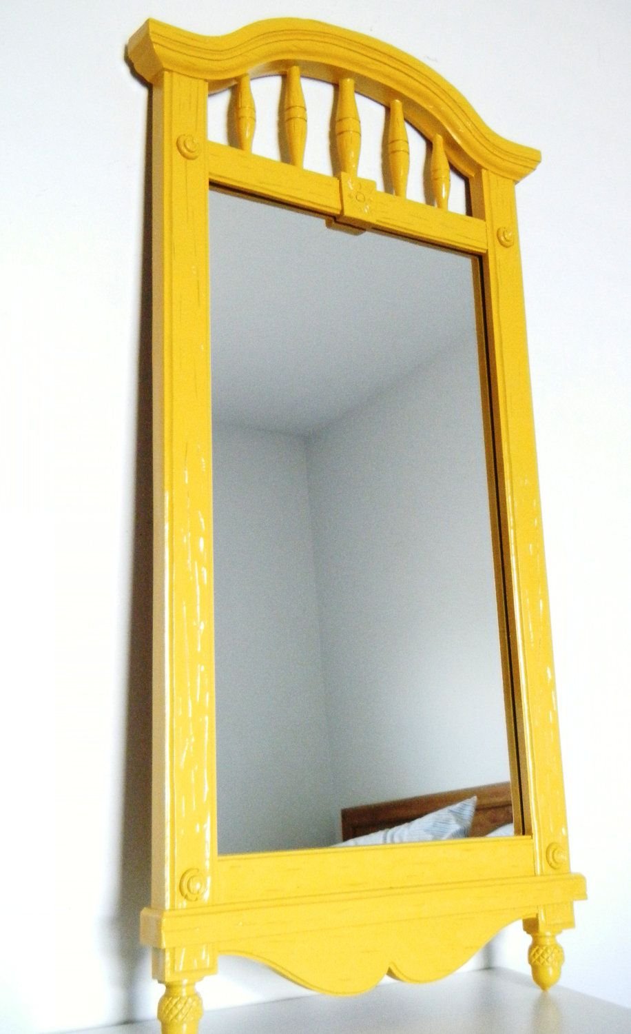 Зеркало в желтой раме