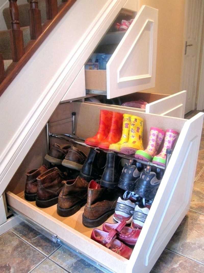 Выдвижные ящики для обуви под лестницей