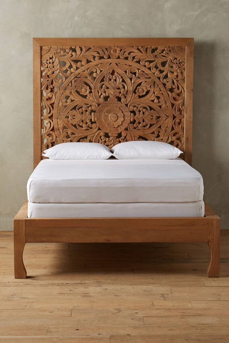 Деревянная кровать в балийском стиле