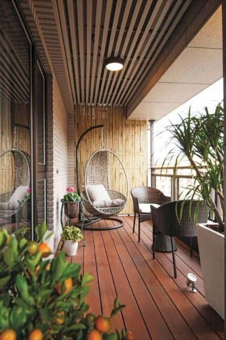 Реечный деревянный потолок на балконе