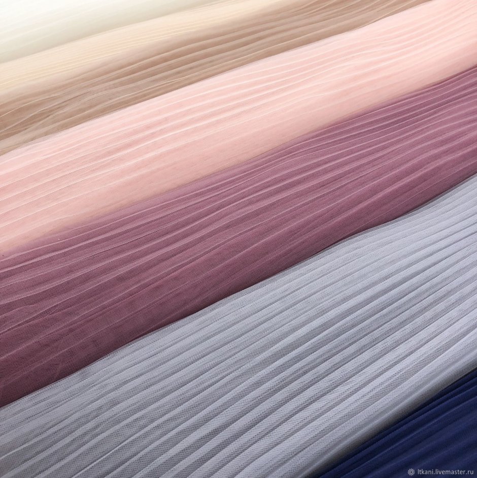 Окно с белой тюлью