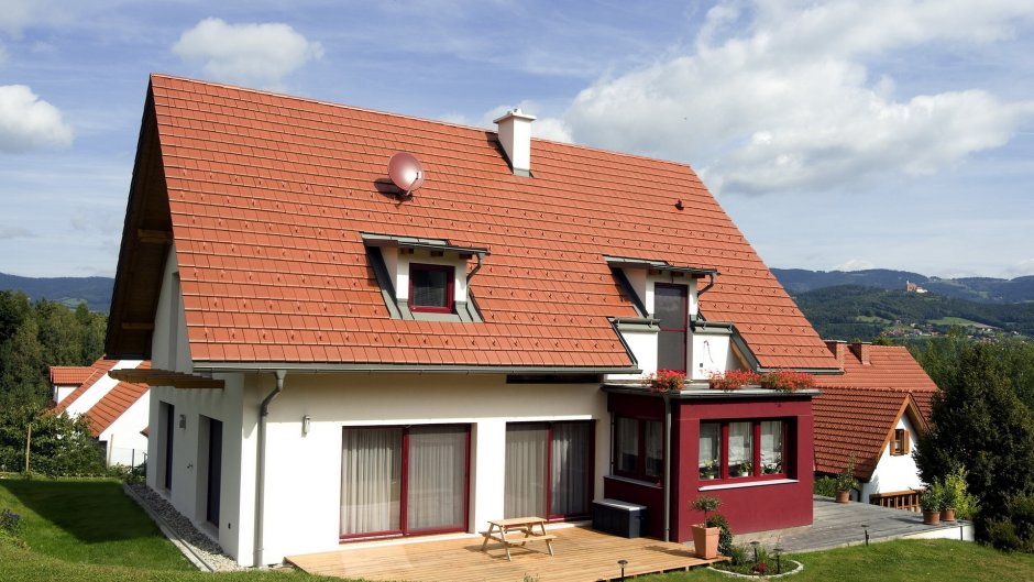 Белый дом красная Черепичная крыша