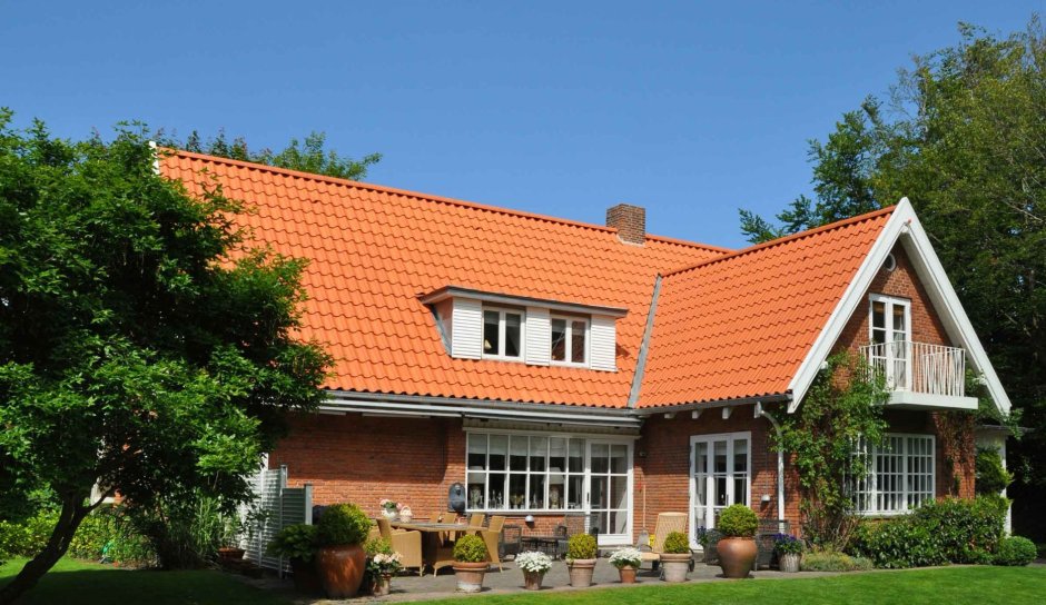 Дом с черепичной крышей