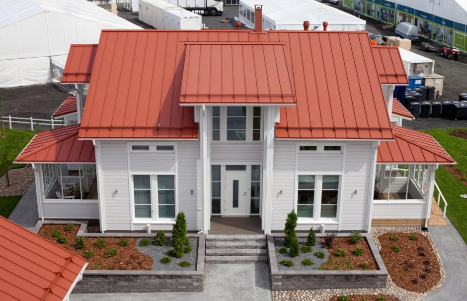 Серый дом с оранжевой крышей