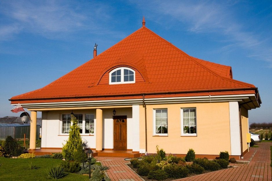 Дом с четырехскатной тераккотовой крыш