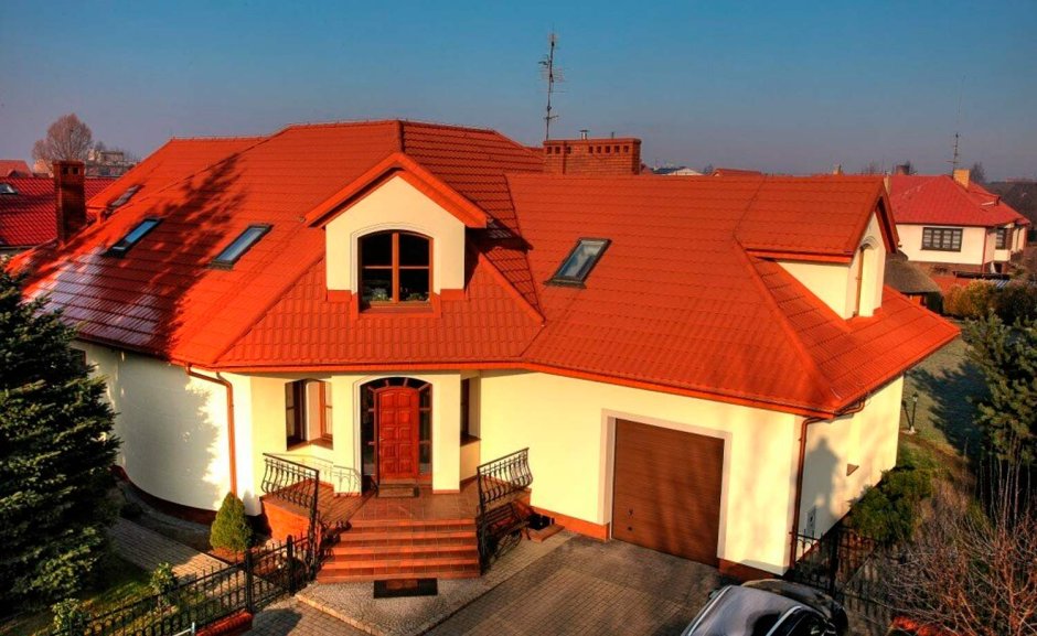 Крыша оранжевого цвета