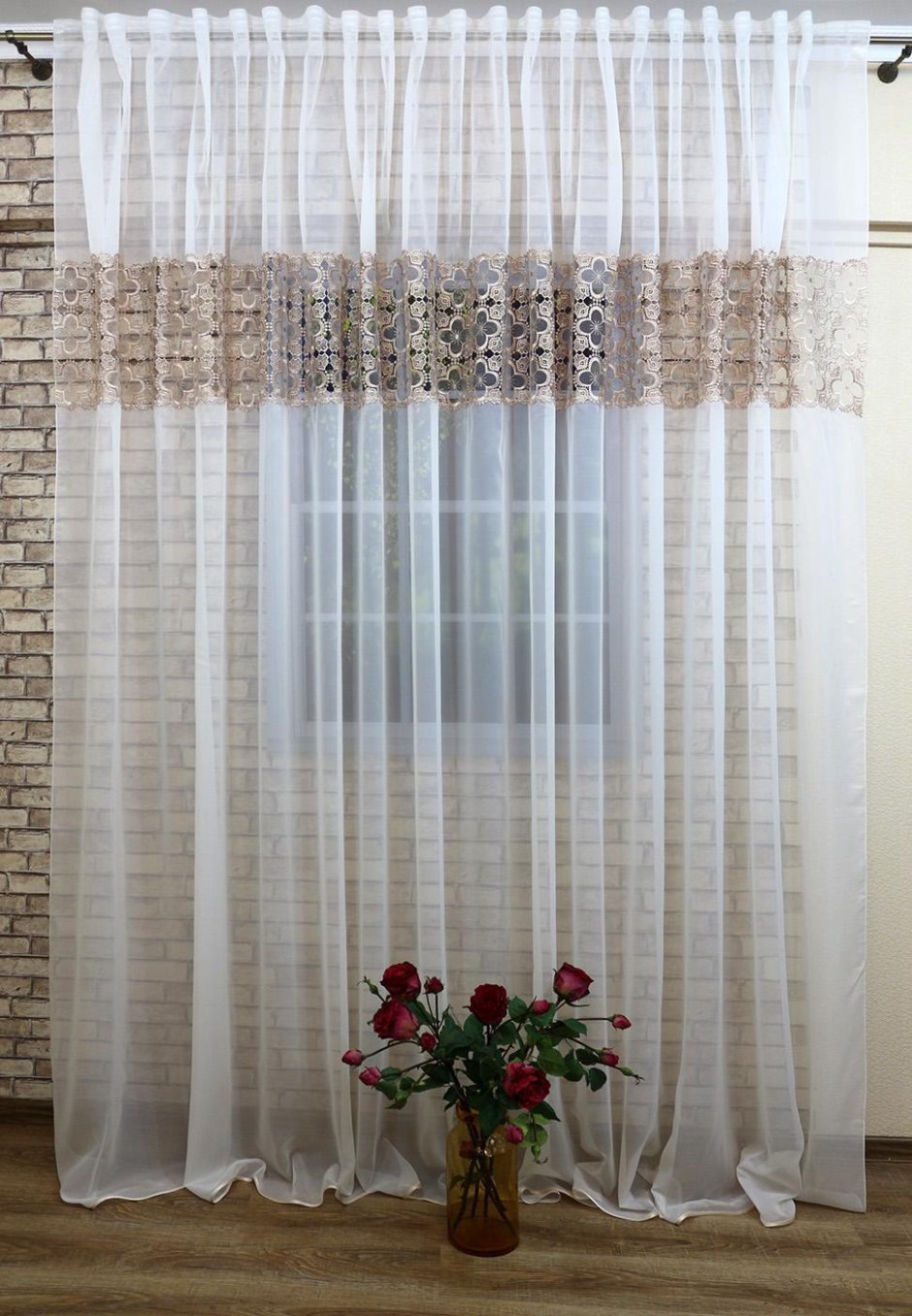 Бежевые шторы в гостиной