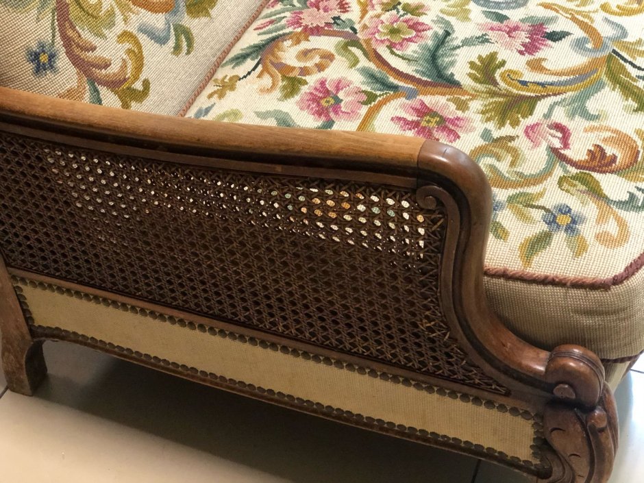 Диван из гобелена в интерьере