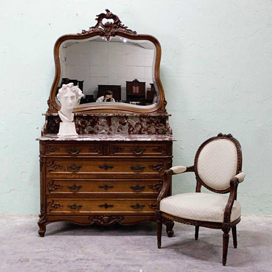 Старинная тумба