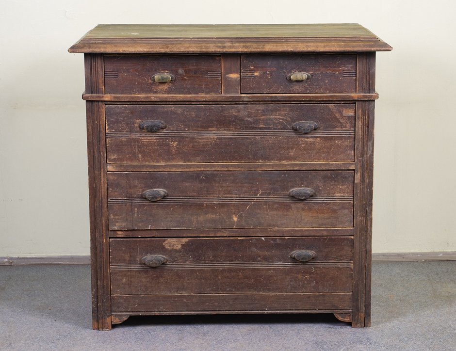 Старинный комод в интерьере