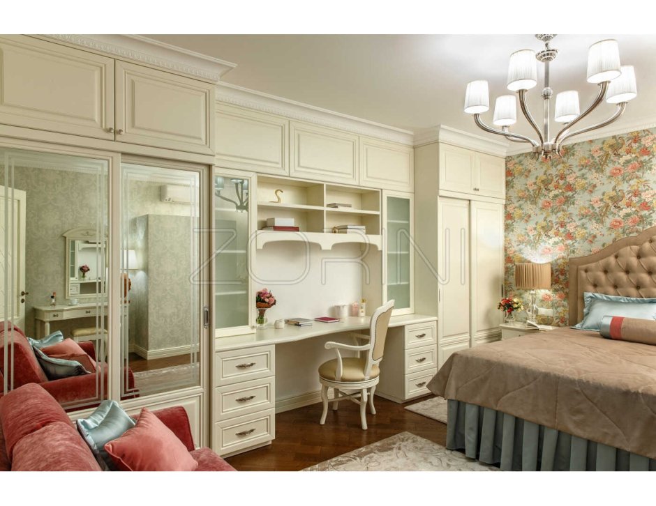 Рабочее место в спальне в классическом стиле