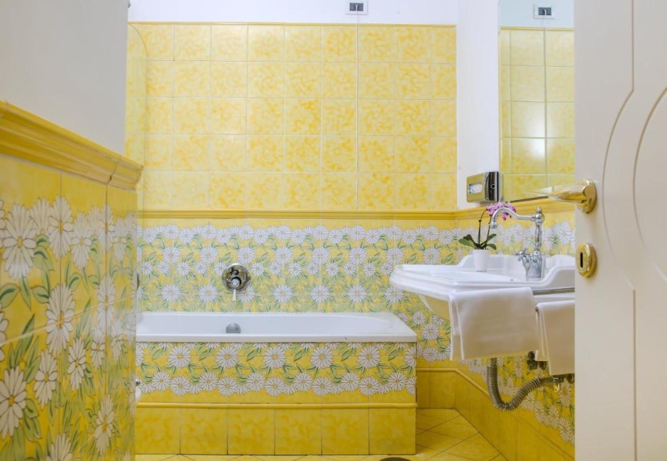 Ванна с орнаментом в голубых и синих тонах