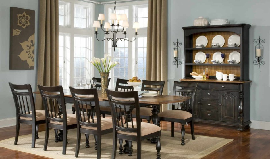 Старинный сервант в современном интерьере