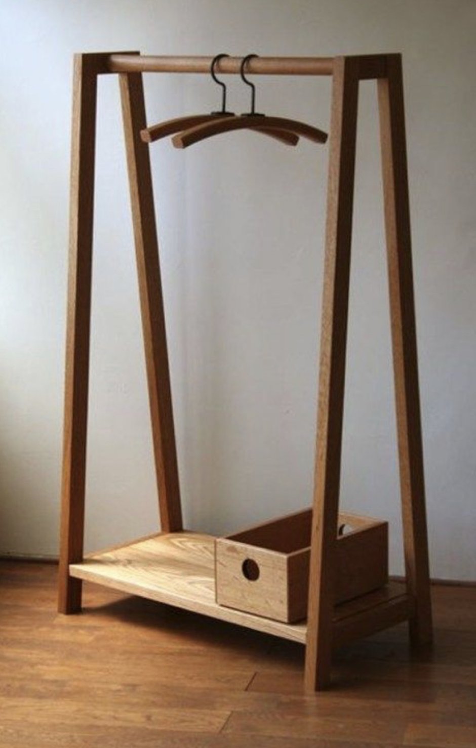 Деревянная вешалка в прихожую