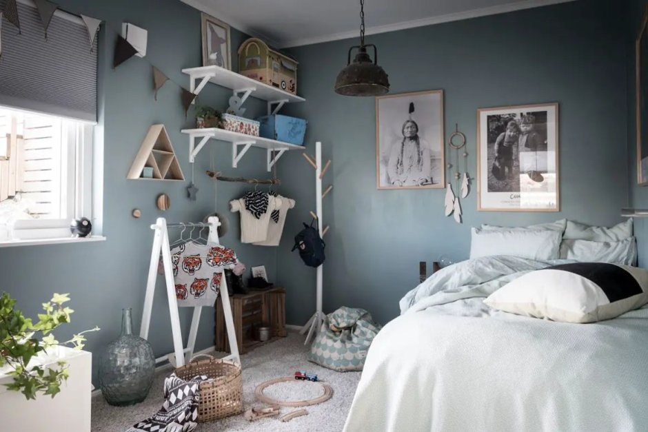 Комната на даче серые стены