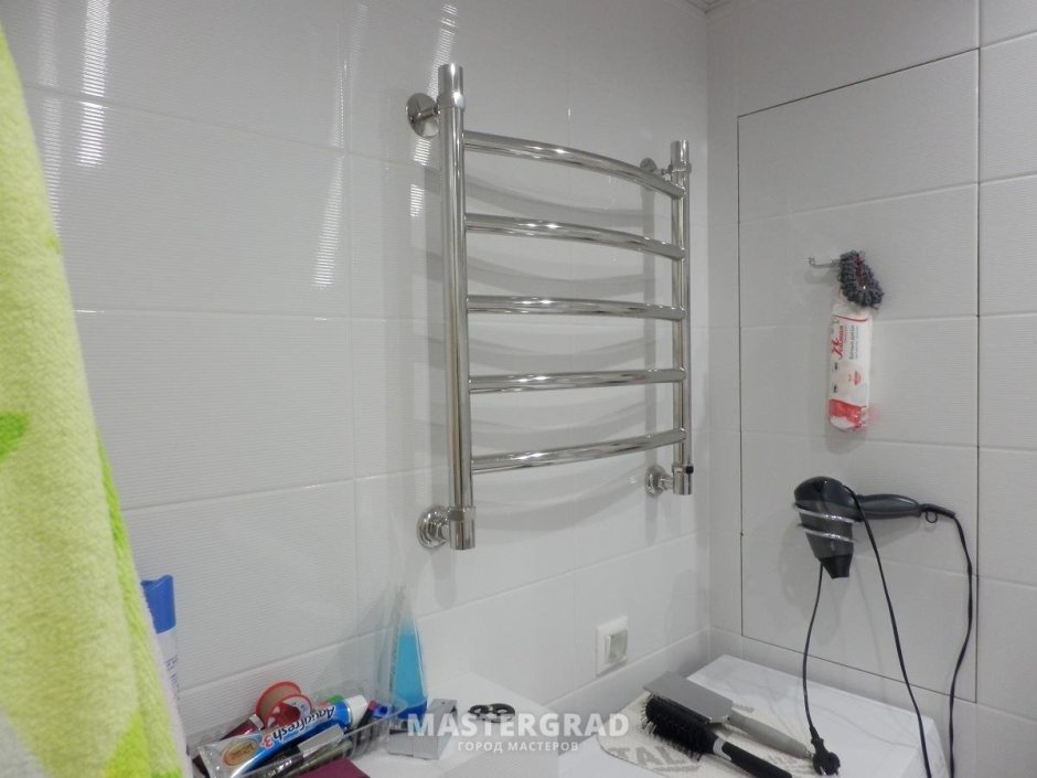 Если полотенцесушитель сбоку от унитаза
