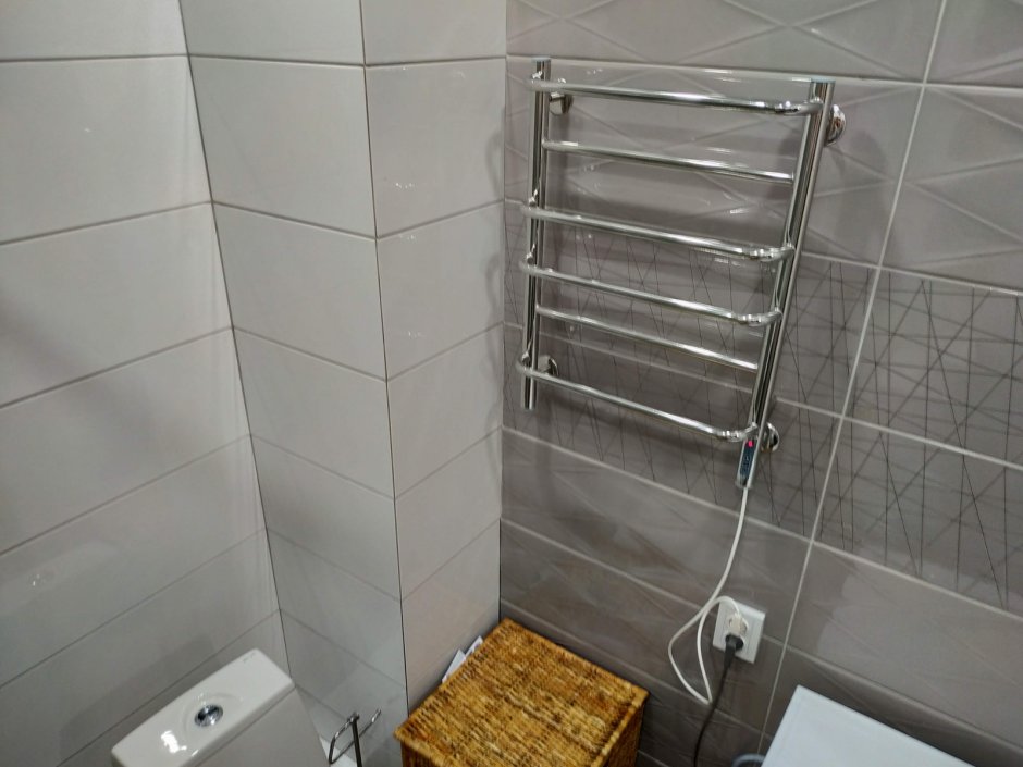 Полотенцесушитель в нише в ванной