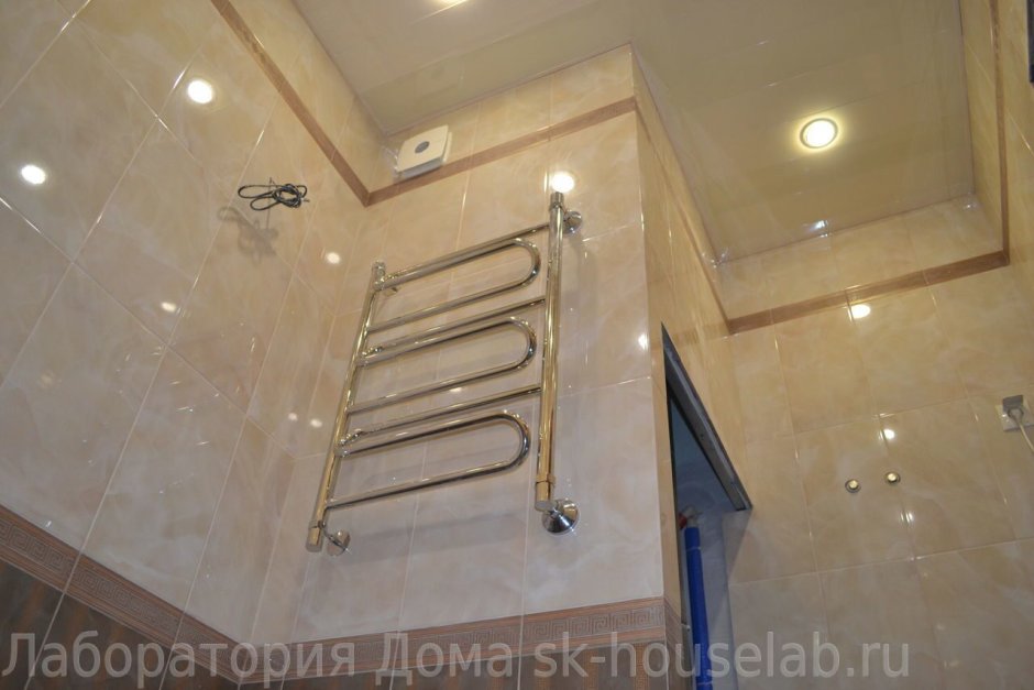 Зеркала и полотенцесушители в интерьере ванной