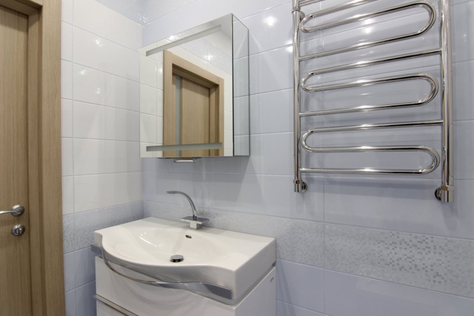 Полотенцесушитель над ванной