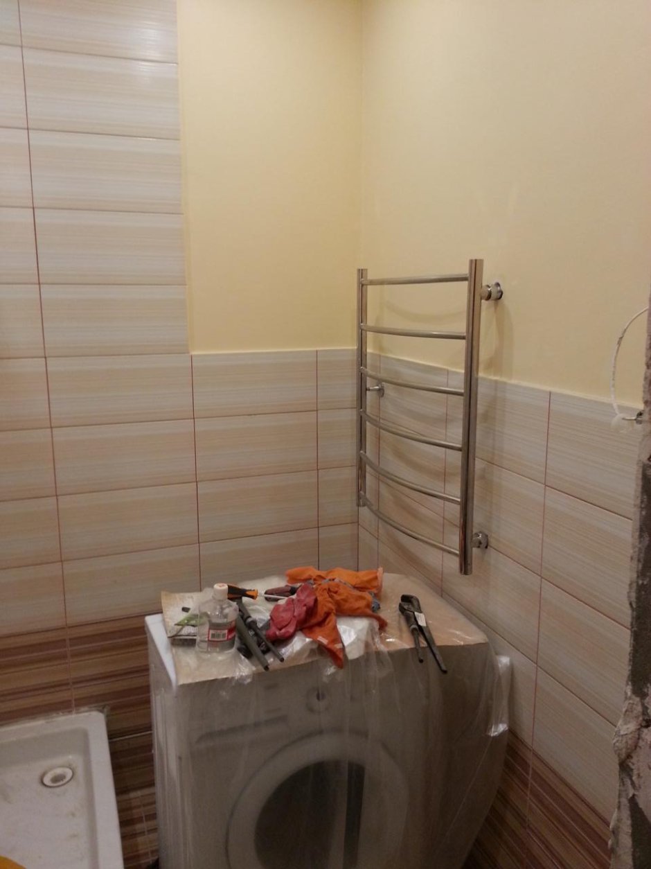 Полотенцесушитель над ванной