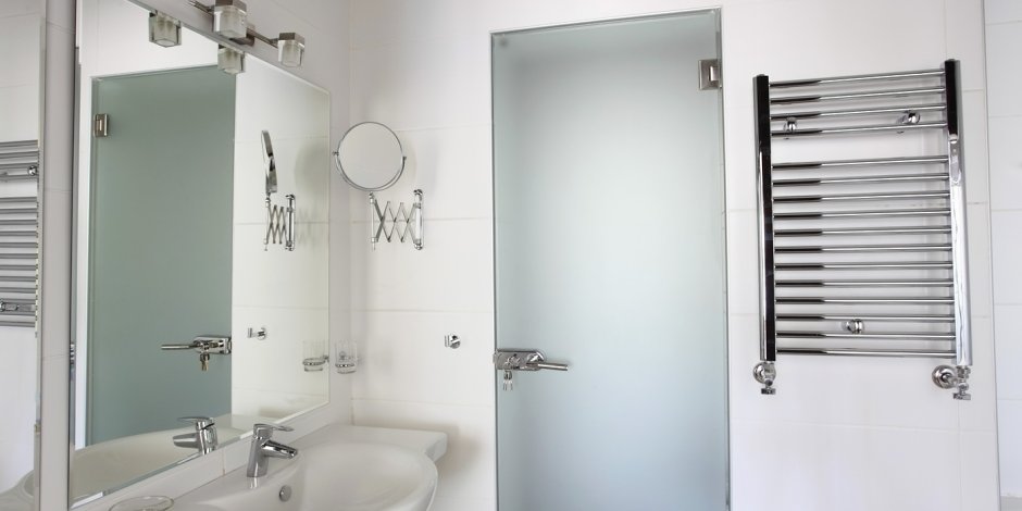 Полотенцесушитель над раковиной в ванной