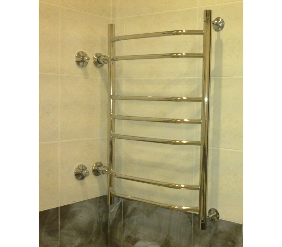 Полотенцесушитель над унитазом с инсталляцией