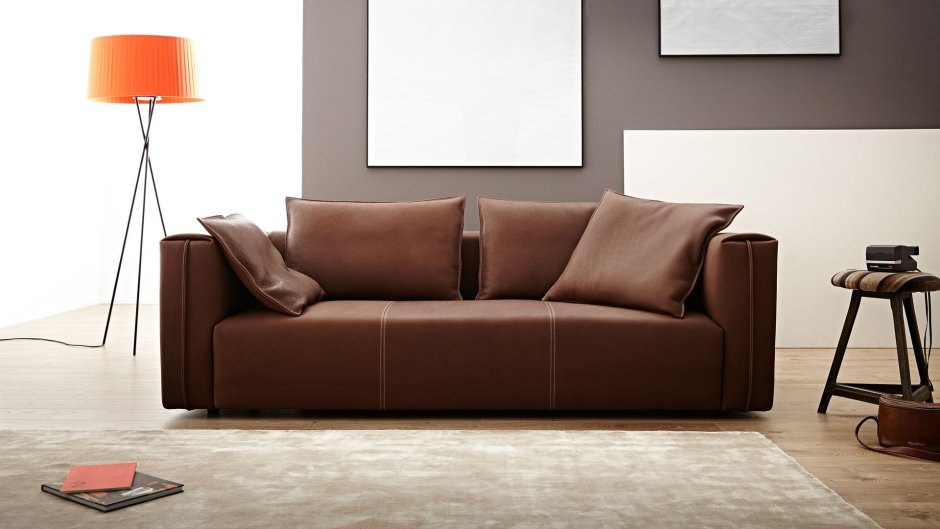 Коричневый диван