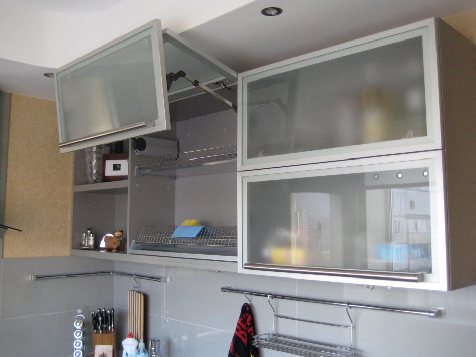 Стеклянные шкафы на кухне