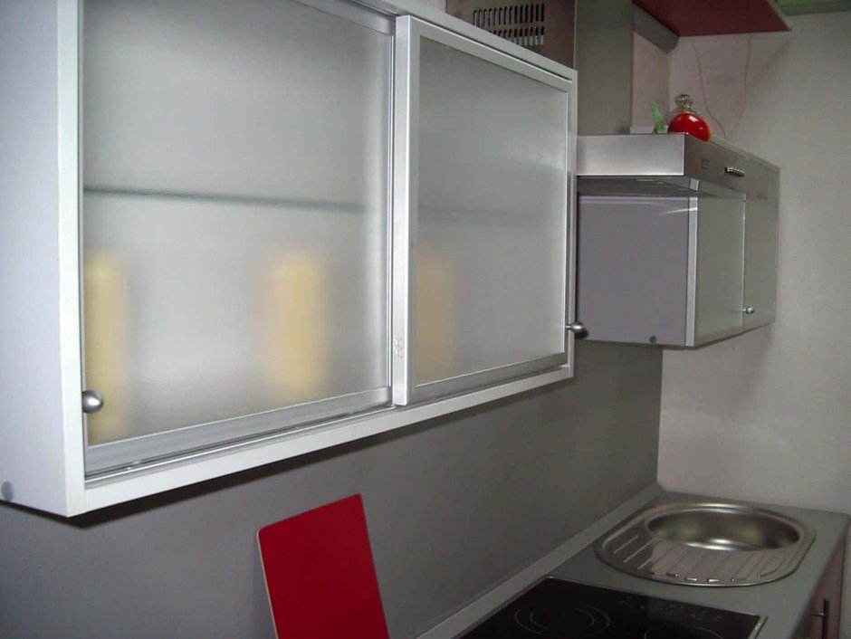 Кухня со стеклянными фасадами