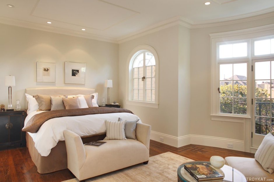 Кремовые стены