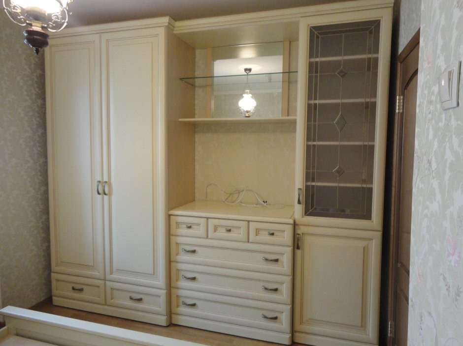 Шкаф купе с распашными дверями