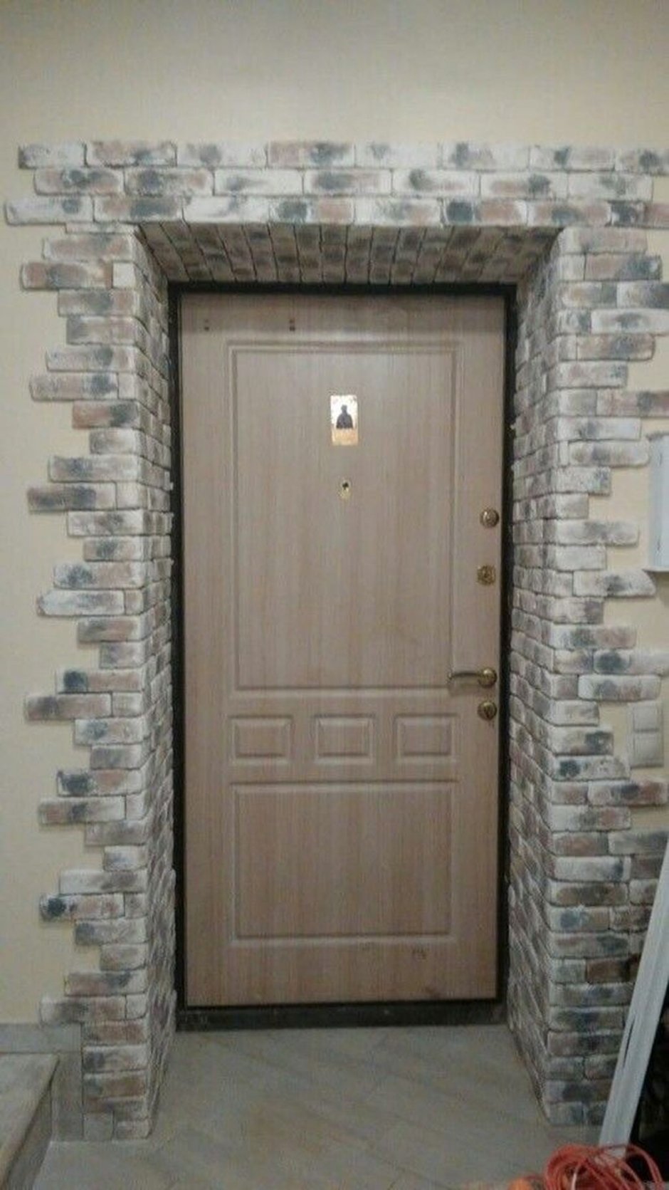 Отделка дверей декоративным камнем