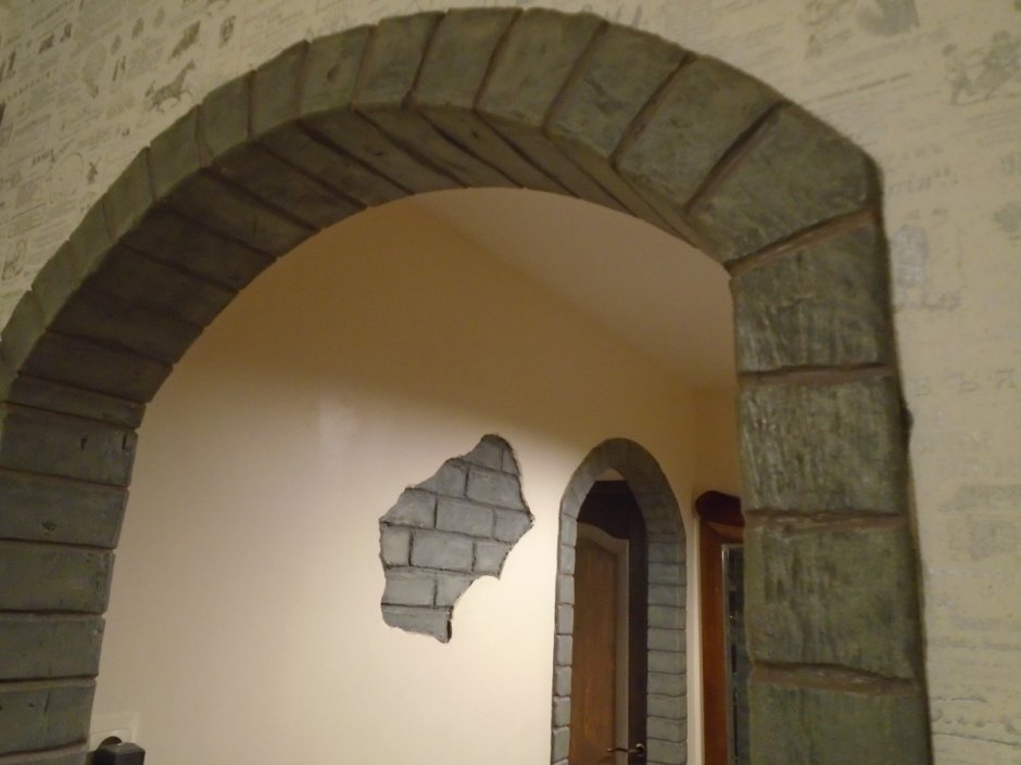 Арка из декоративного камня на кухне