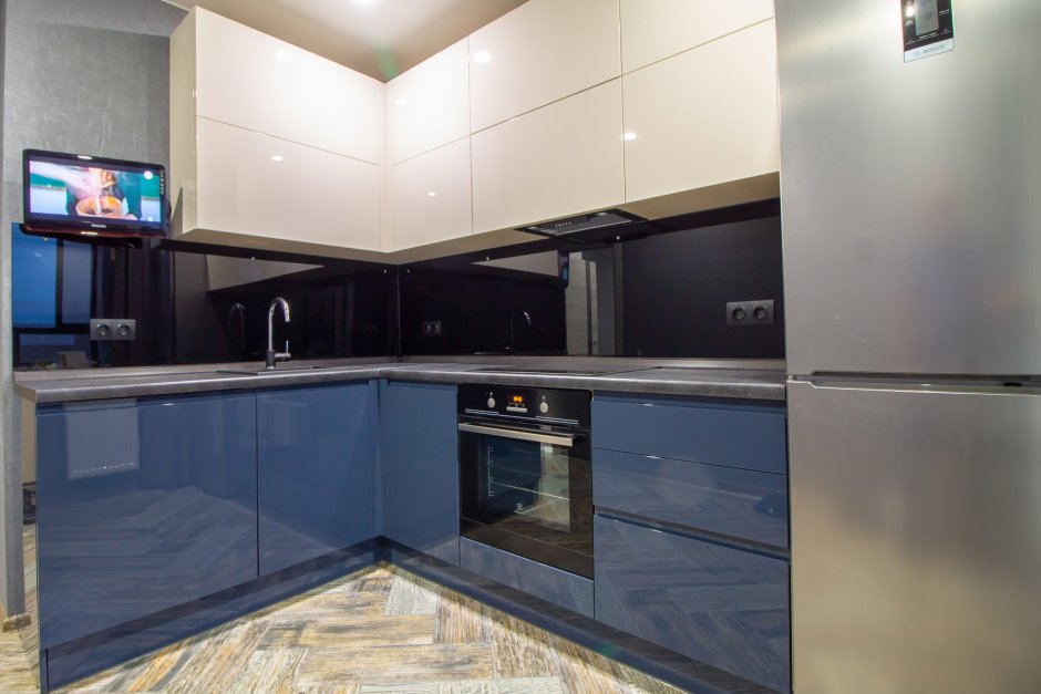 Синяя кухня с черной столешницей