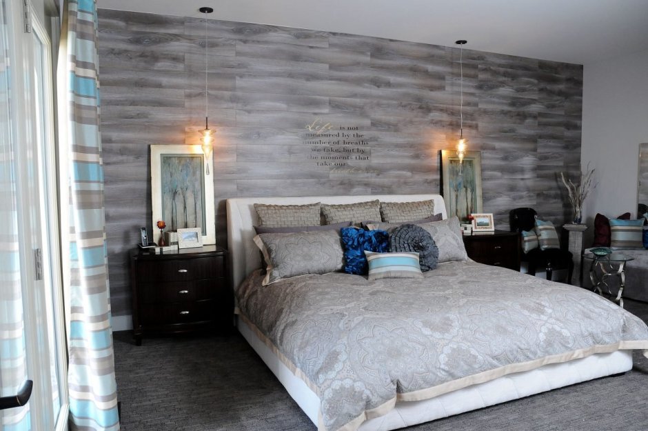 Ванная отделана деревянными панелями