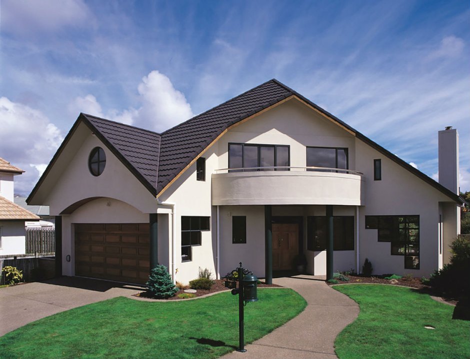 Дом с черной крышей